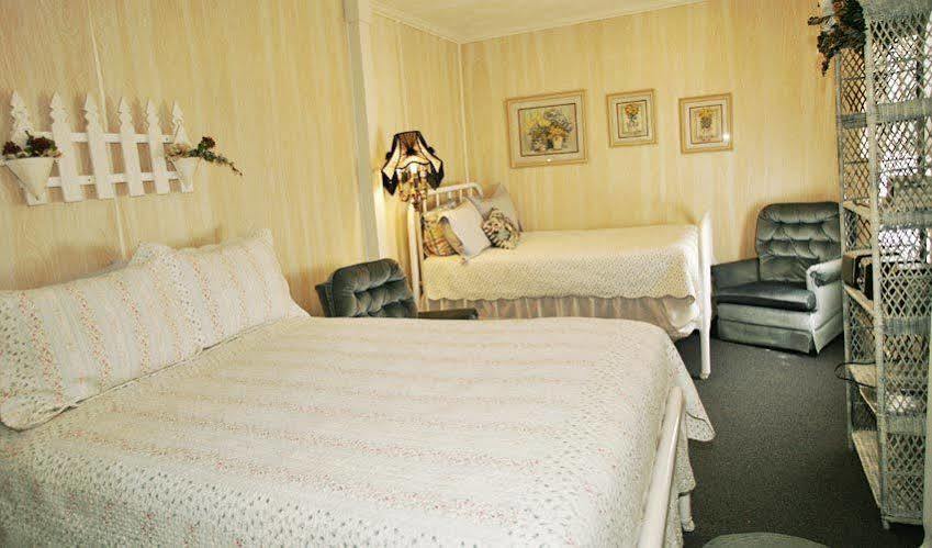 Hickory House Inn Anaconda Bagian luar foto